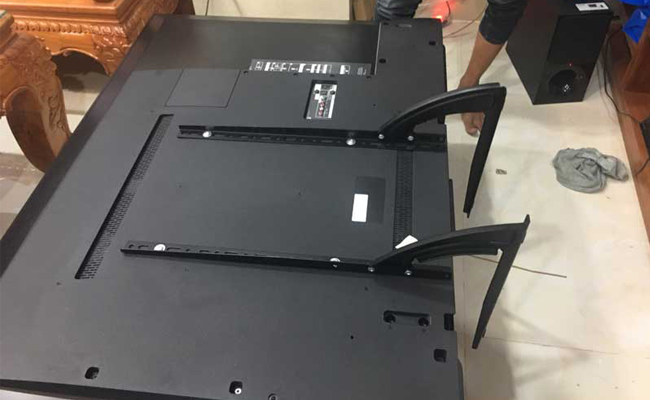 Chân cảnh chân đế tivi