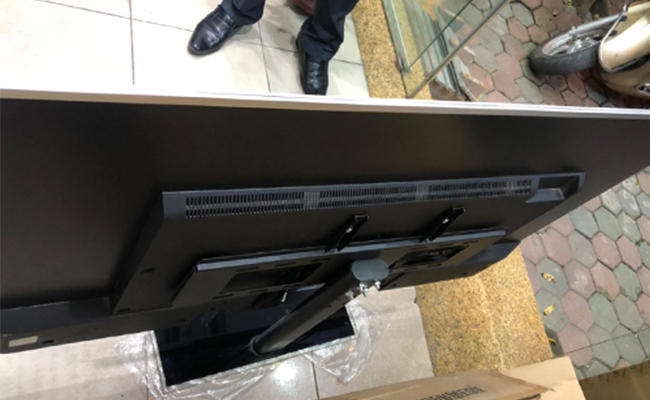 chan-tivi-cuong-luc mặt sau chân kính cường lực